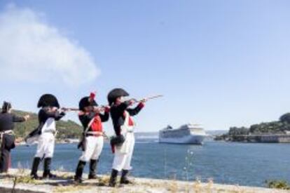 Actores disfrazados de soldados del siglo XVIII despiden un barco con salvas de honor en la ría de Ferrol.