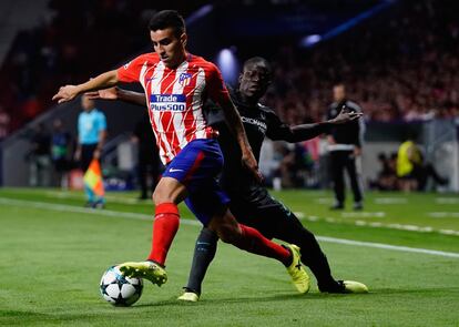 Ángel Correa, del Atlético de Madrid, se hace con la posesión del balón ante la presión del jugador del Chelsea N'Golo Kante.