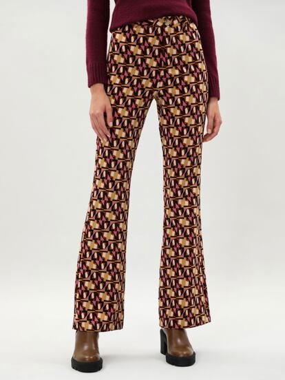 Pantalón de tiro alto con pierna  acampanada. Es muy favorecedor y lo puedes encontrar en Lefties. 17,99 euros.