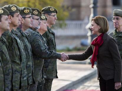 La ministra de Defensa, Mar&iacute;a Dolores de Cospedal, acompa&ntilde;ada por el Jefe de Estado Mayor del Ej&eacute;rcito, saluda a los militares durante su visita al Cuartel General de la Fuerza Terrestre