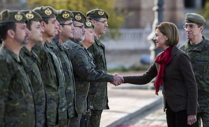 La ministra de Defensa, Mar&iacute;a Dolores de Cospedal, acompa&ntilde;ada por el Jefe de Estado Mayor del Ej&eacute;rcito, saluda a los militares durante su visita al Cuartel General de la Fuerza Terrestre