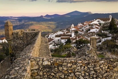 Su muralla escarpada del siglo XIII rodea al pueblo de casas blancas. A casi 900 metros de altitud, esta villa medieval mira hacia España, con su iglesia del siglo XV y su casa del Gobernador de antaño, hoy convertida en banco, aunque mantiene su balconada de herrería del siglo XVII.