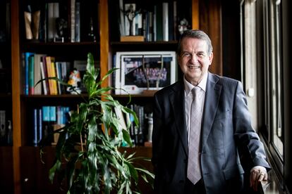 Abel Caballero, presidente de la FEMP, en su despacho en el Ayuntamiento de Vigo tras la entrevista concedida a EL PAÍS.