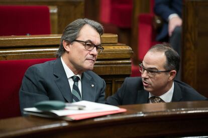 Artur Mas, presidente de la Generalitat en funciones, conversa con Jordi Turull, presidente del grupo Junts pel Sí, antes de dar comienzo la sesión del debate de investidura en el Parlament.