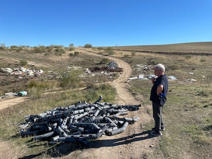 Manuel Fort, portavoz del PSOE de Majadahonda, enseña los vertidos en una parcela del Parque Regional del Curso Medio del río Guadarrama.