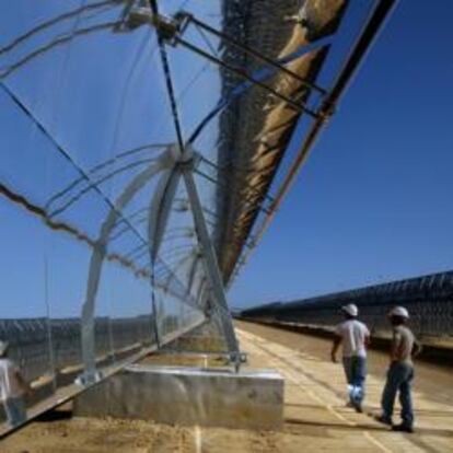 Empleados en una planta de energía térmica solar de Abengoa en Sevilla