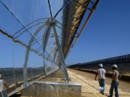 Empleados en una planta de energía térmica solar de Abengoa en Sevilla