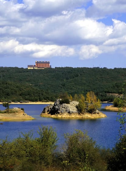 El hotel está ubicado en la Reserva de Fuentes Carrionas, Palencia