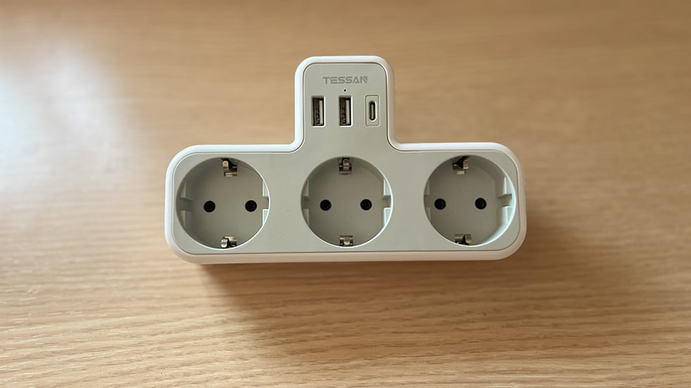 Vista de la regleta de enchufe con USB Tessan.