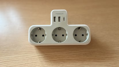 Vista de la regleta de enchufe con USB Tessan.