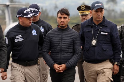 Germán Cáceres, acusado de asesinar a su esposa, es trasladado por agentes de la Interpol, el 3 de enero de 2023.