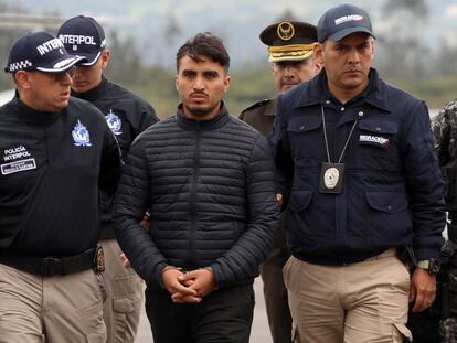 Germán Cáceres, acusado de asesinar a su esposa, es trasladado por agentes de la Interpol, el 3 de enero de 2023.