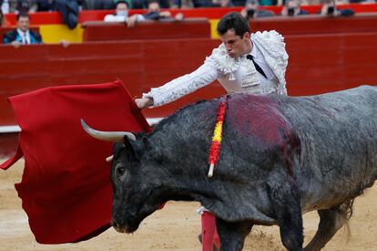 El diestro Daniel Luque en su faena durante la corrida celebrada hoy domingo en la plaza de toros de Valencia, compartiendo cartel con Antonio Ferrera y Román, lidiando reses de Victorino Martín.