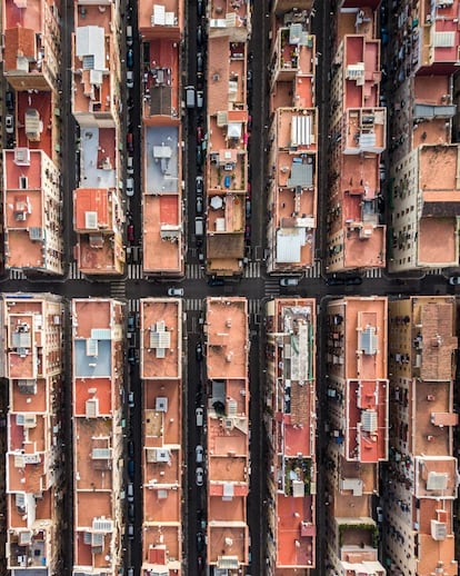 ‘Barcelona from above’ és el títol de la sèrie de fotografies realitzades amb dron pel fotògraf Márton Mogyorósy. Instantànies que l'hongarès va captar el passat mes de desembre durant un viatge a la ciutat i que reflecteixen la simetria d'alguns dels seus barris.