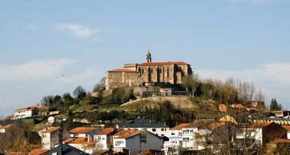 El conjunto monumental de San Vicente do Pino, en Monforte de Lemos. El monasterio, encaramado en la loma, es el Parador Nacional.