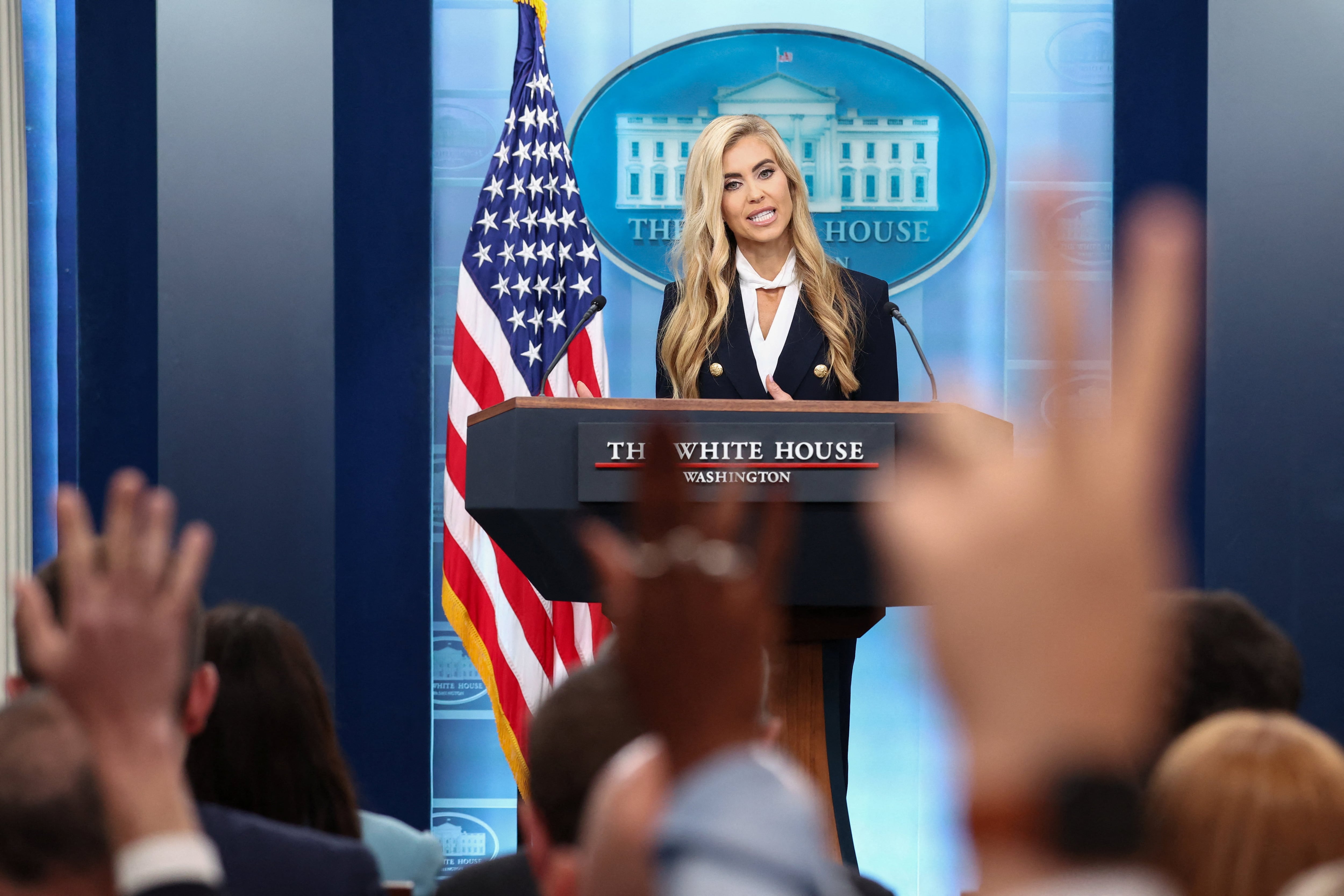 El despido de la portavoz de Trump desliza a la Casa Blanca hacia el caos a dos semanas de las ‘midterms’