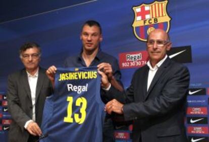 Sarunas Jasikevicius posa acompañado del secretario técnico Joan Creus el directivo de la sección Joan Bladé el día de su presentación con el Barça.