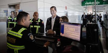 Juan Gauidó y su esposa, Fabiana Rosales, pasan el control de pasaportes en el aeropuerto internacional Simón Bolívar, en su regreso este lunes a Caracas.