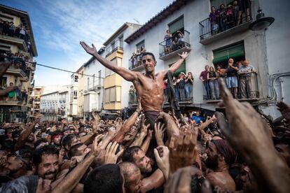 Celebração da festa do Cascamorras em Baza, Granada. Na imagem, o 'Cascamorras' celebra o ritual da chegada a Baza de Guadix, em 6 de setembro de 2019.