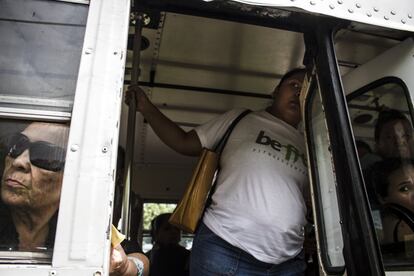 Estas fotografías documentan la normalización de la violencia en El Salvador. Un país que ha registrado más de 20.000 asesinatos durante los últimos cinco años como consecuencia del fenómeno de pandillas. En la imagen, pasajeros que viajan dentro de un autobús regular miran con curiosidad una escena de un homicidio producida por arma. Supuestamente el fallecido pertenecía a la pandilla MS.