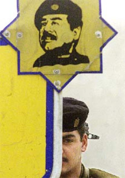 Un soldado iraquí, ayer, tras un retrato de Sadam Husein.