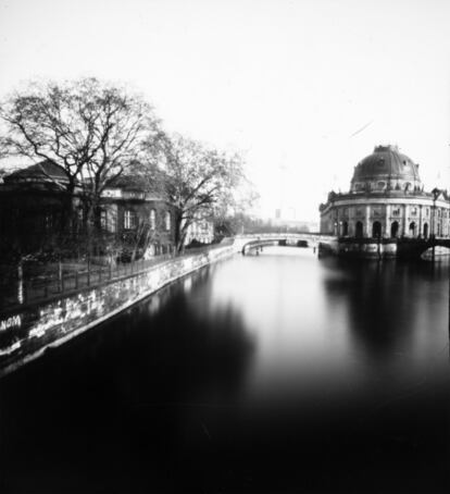 'Museumsinsel'. Berlín, 2010. Foto hecha desde el puente del río Spree, donde engancharon la lata directamente a la barandilla.