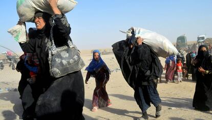 Mujeres desplazadas por la violencia del ISIS llegan a una base militar en la ciudad iraqu&iacute; de Ramadi.