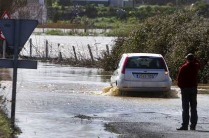 La carretera que une Huelva con el barrio de La Ribera, inundada por las fuertes lluvias.