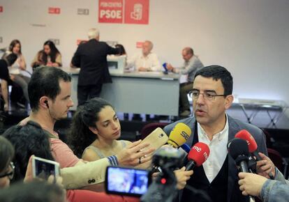 El portavoz de la gestora del PSOE, Mario Jiménez, hace declaraciones a los medios tras votar hoy en las primarias socialistas, en la Agrupación Centro de Madrid.