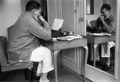 El escritor y periodista Ernest Hemingway (1899-1961).