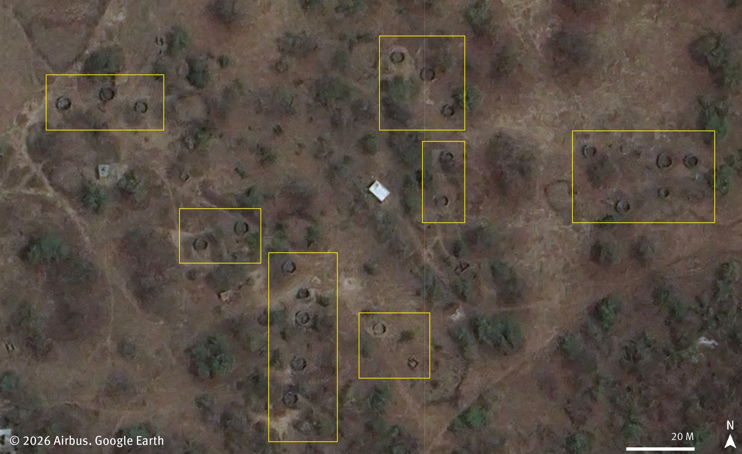 Foto satelital que muestra casas quemadas en un asentamiento cerca de Bassé, en Burkina Faso, tomada el 20 de marzo de 2024.