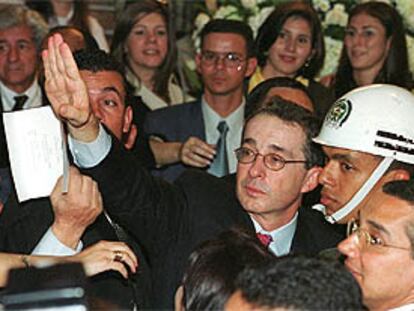 El presidente electo de Colombia, Álvaro Uribe, saluda a sus partidarios, ayer, en Medellín.