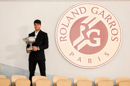 Alcaraz posa con el trofeo, este lunes en París.
