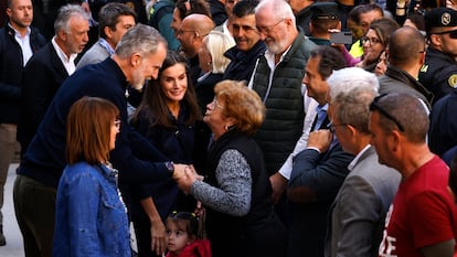 Los Reyes saludan a una vecina de Chiva, junto al presidente de la Generalitat Valenciana, Carlos Mazón, y el ministro de Política Territorial, Ángel Víctor Torres.