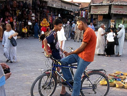 Puesto de venta en la plaza de Xemaa el Fna de Marraquech, que luce una nueva pavimentación.