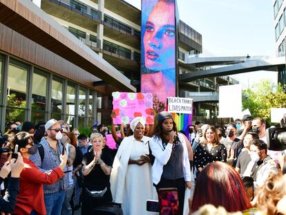 Activistas y empleados de Netflix se manifestaron este miércoles a las afueras de la oficina de la compañía en Los Ángeles.