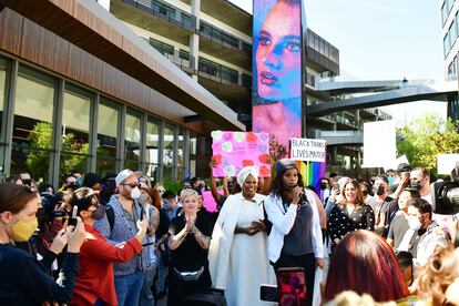 Activistas y empleados de Netflix se manifestaron este miércoles a las afueras de la oficina de la compañía en Los Ángeles