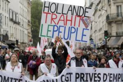 Trabajadores del sector público y privado francés participan en una manifestación del Primero de Mayo en París, Francia, hoy, jueves 1 de mayo de 2014. Hoy se celebra el Día Internacional del Trabajo.