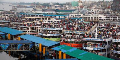 Miles de personas esperan para embarcar en varios buques abarrotados para celebrar la festividad del Eid en Dacca (Bangladés).