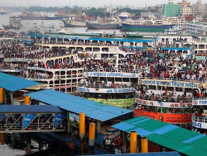 Miles de personas esperan para embarcar en varios buques abarrotados para celebrar la festividad del Eid en Dacca (Bangladés).