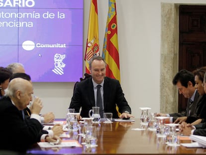 El presidente del Gobierno valenciano, Alberto Fabra (en el centro), durante una reunión celebrada ayer en Valencia.