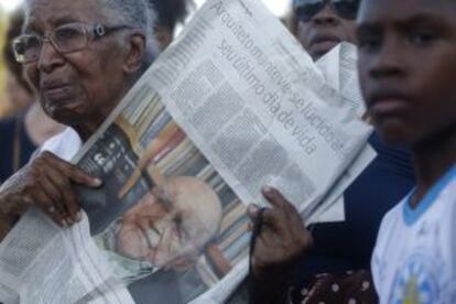 A woman mourns the late Oscar Niemeyer during his funeral