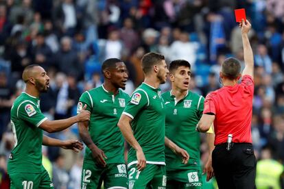 El árbitro Iglesias Villanueva expulsa al jugador del Leganés Gabriel Pires (fuera de la imagen) al final del partido.