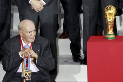 Di Stéfano, junto al trofeo de campeón del mundo ganado por la selección española.