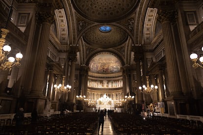 Una vista general de la iglesia de la Madeleine de París, el 10 de enero de 2022, durante el funeral de Igor y Grichka Bogdanoff.