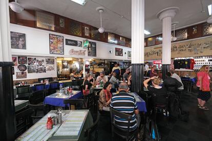 Interior del Leopold Cafe, establecimiento legendario en la zona de Colaba, en el sur de Bombay, activo desde 1871. 