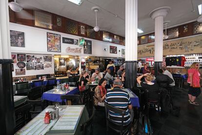 Interior del Leopold Cafe, establecimiento legendario en la zona de Colaba, en el sur de Bombay, activo desde 1871.