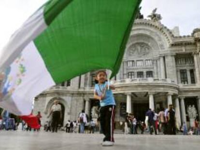 Una niña ondea una bandera mexicana frente al Palacio de Bellas Artes. La economía mexicana aumentó un 4,3 % en el primer semestre de 2012 respecto al mismo período del año anterior, aunque se prevé una ligera desaceleración en la segunda mitad del año para cerrar en torno al 4 por ciento. EFE/Archivo