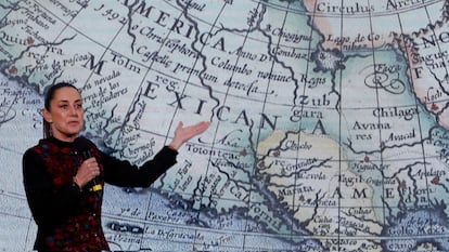 Claudia Sheinbaum muestra un mapa antiguo de la América Mexicana tras las declaraciones de Trump, durante la Mañanera del 8 de enero de 2025.