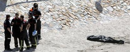 Bomberos y policías en Cala Cortina el pasado 26 de marzo, cuando apareció el cadáver de Diego Pérez.